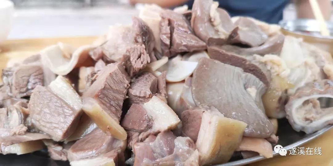 白切狗看似原始粗鲁但保持了其原有之风味三五知己一盘白切狗肉两三斤
