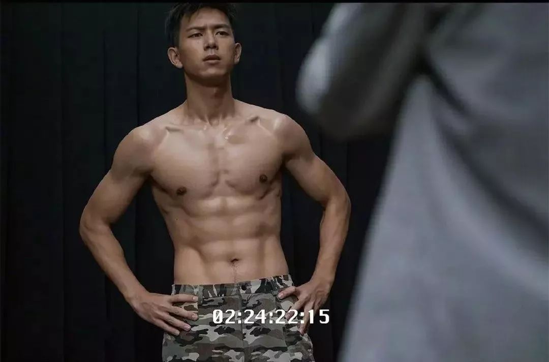 中了李现的毒!没想到拥有18块腹肌的他,曾经竟是160斤