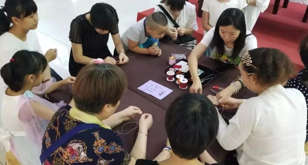 diy手绘团扇  《老友记》书法老师—刘月琴,为现场朋友书写 手工编绳