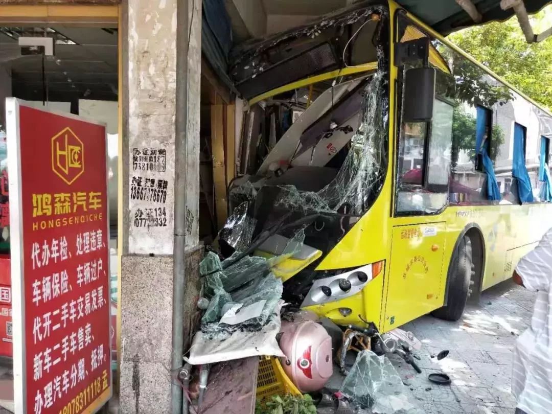 广西旅游大巴撞限高架致1死6伤 近年来类似事故频发-荆楚网-湖北日报网