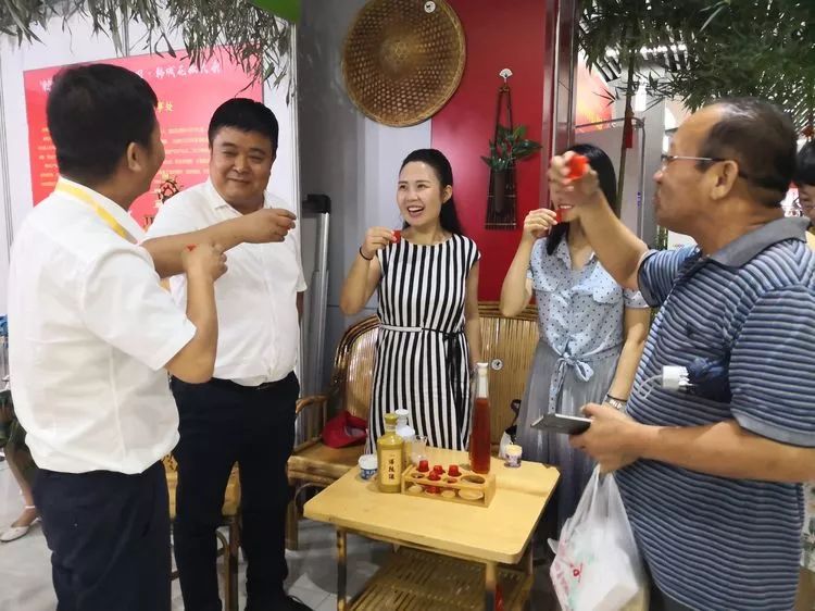办党委书记白建峰,扶贫专员贾菁洁向展会游客介绍韩城特色花馍.