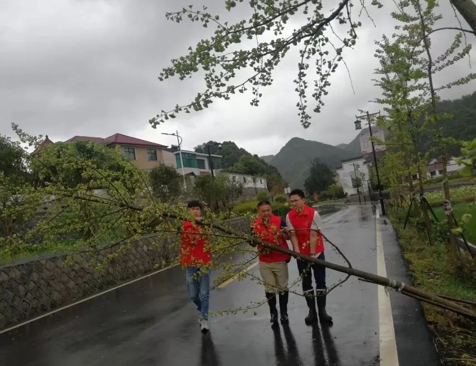 更楼街道更楼街道党员干部下村,社查看地质灾害隐患点,转移危房住户