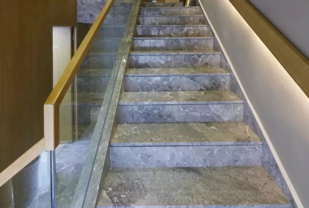 2019年最流行的楼梯踏步,当然要用天然大理石,有质感