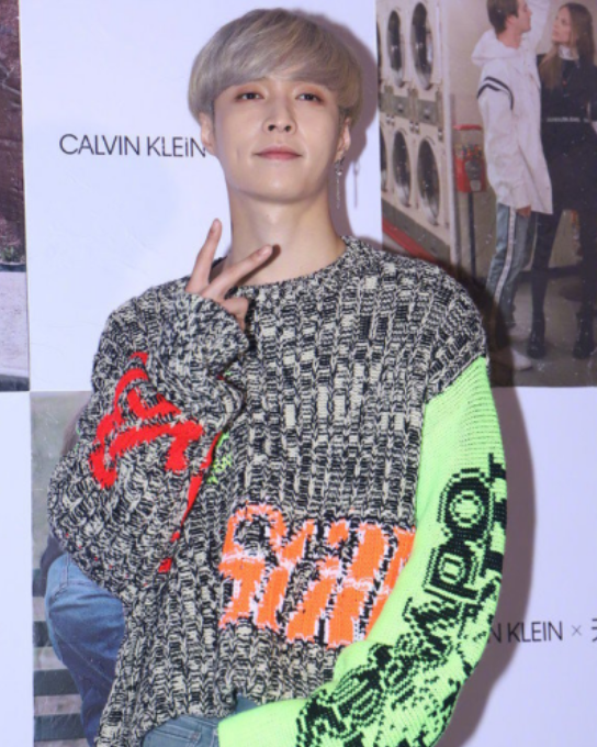 张艺兴小鬼官鸿罕见同台,现场生图张艺兴又潮