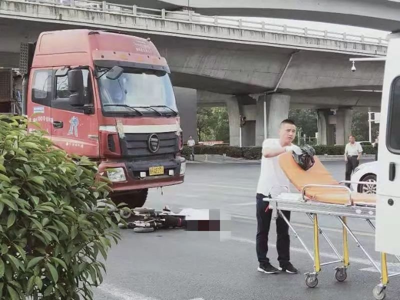 南京江北大道与葛塘葛关路交叉路口发生一起车祸,一辆大型拖挂货车将