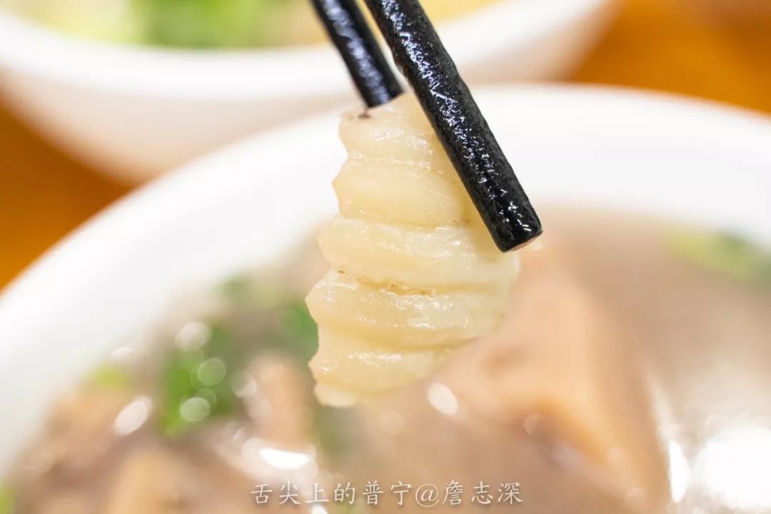 处理得很干净,口感脆嫩爽滑,猪肚用的是新鲜本地猪肚,料多到让你忘记