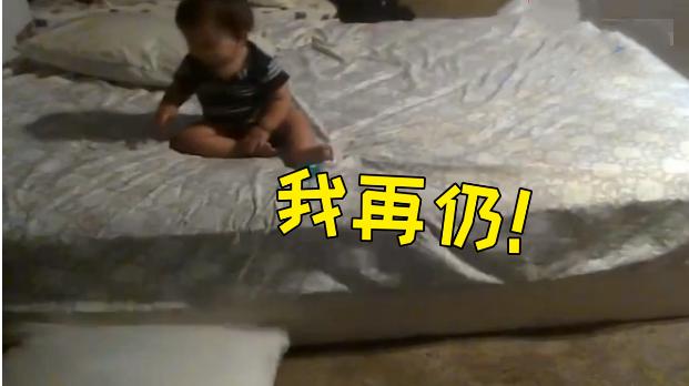                     原创            1岁孩子睡醒后发现家长不在，监控拍下这一幕，网友：人精