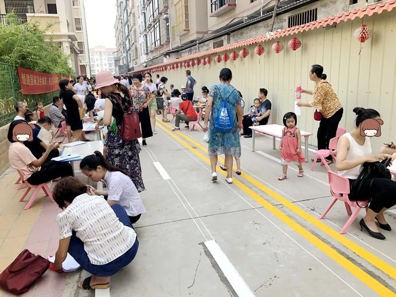 公办幼儿园秋季报名,贵港家长凌晨排队.