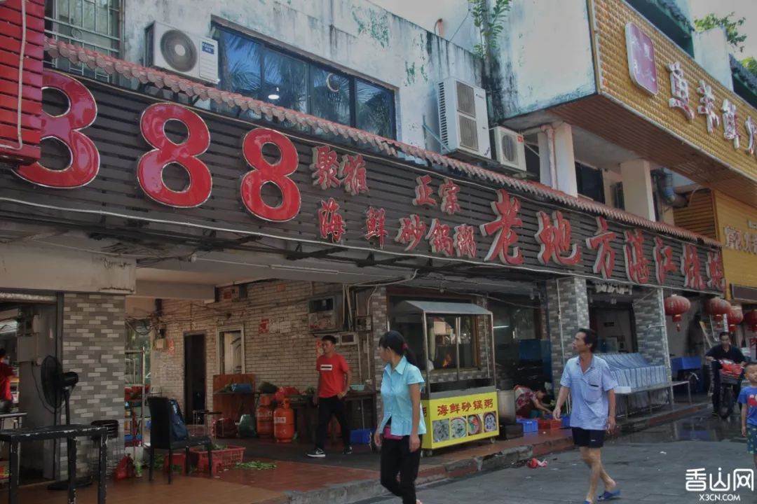 下了车,一转身看到的那一片食肆,那里就是888美食街了.