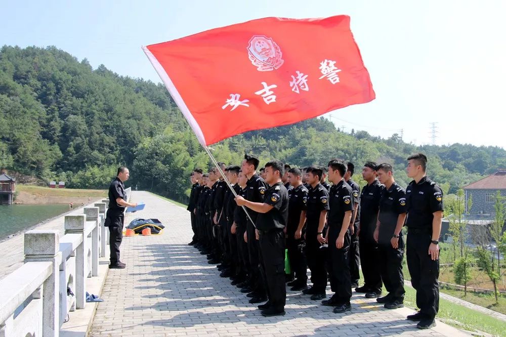 安吉县公安局巡特警大队组织40余名水性较好队员在县内天山坞水库开展