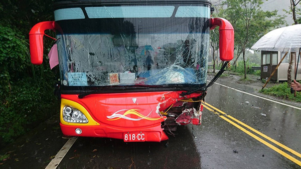 载大陆旅游团客车在台撞车，受伤人员严重
