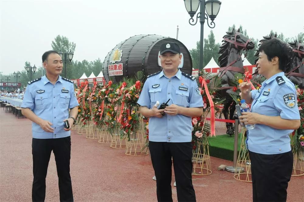 献县公安局圆满完成河北燕京首届啤酒节开幕式安保任务