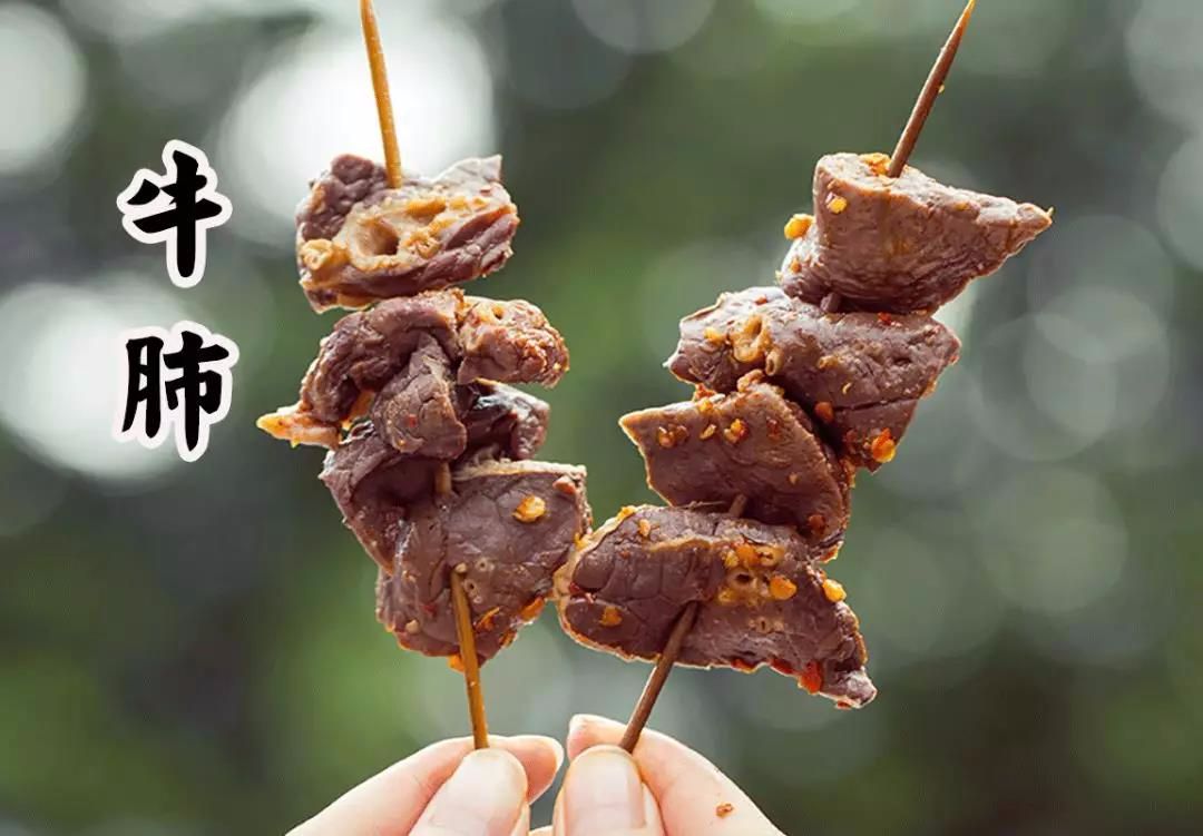 但蕉仔最爱的吃法还是把牛杂在串上撸下,再把牛杂在有辣椒的汤汁里