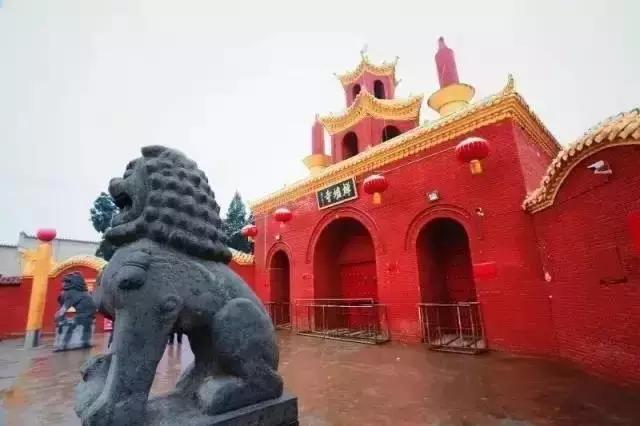 金龙寺位于洛阳市孟津县平乐镇金村境内,距白马寺四公里.