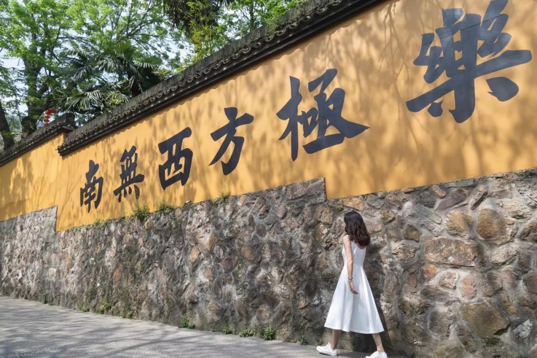 2. 法喜寺 法喜寺虽然毗邻大名鼎鼎的灵隐寺,但人则少多了.