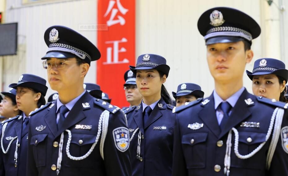 原创藏青色警服,为何取代军绿色警服,成为了中国警察的标准?