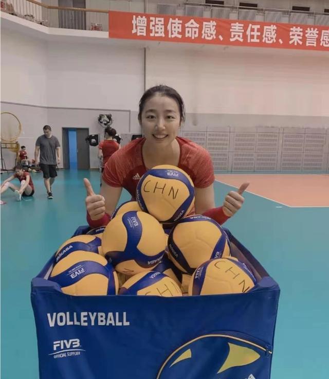 原创狡诈日本使诡计,为自己量身定做新排球,高兴了刘晏含愁坏了李盈莹