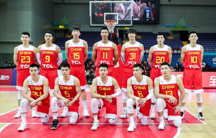 中国男篮今夏热身赛激战正酣,CCTV5将在多个比赛日对重点场次进行现场直播。以下为你梳理最新赛况、即将到来的焦点对决以及世预赛备战全解析
