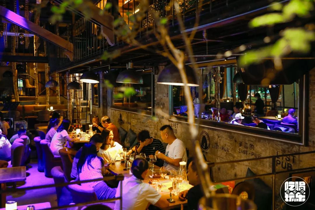 这家市中心人均只要50的啤酒吧还有超帅小哥哥驻唱一到晚上就挤满了人
