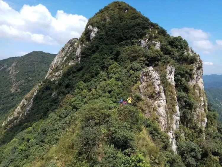 周日8月18日探秘佛冈第一险峰黄花石寨体验岩脊刀锋行走的风采