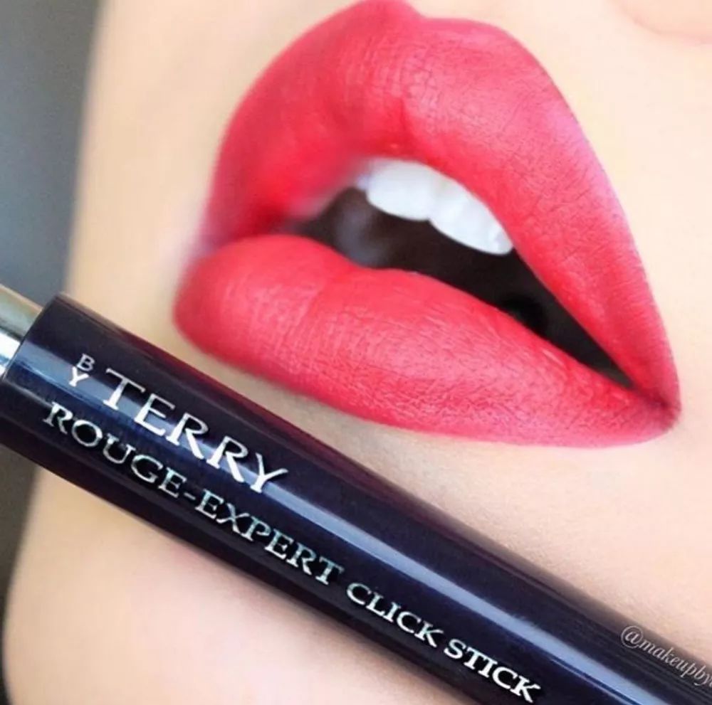 粉底液怎么涂不会脱妆 7b8efbb6563e47268b0cd87509218229.jpeg