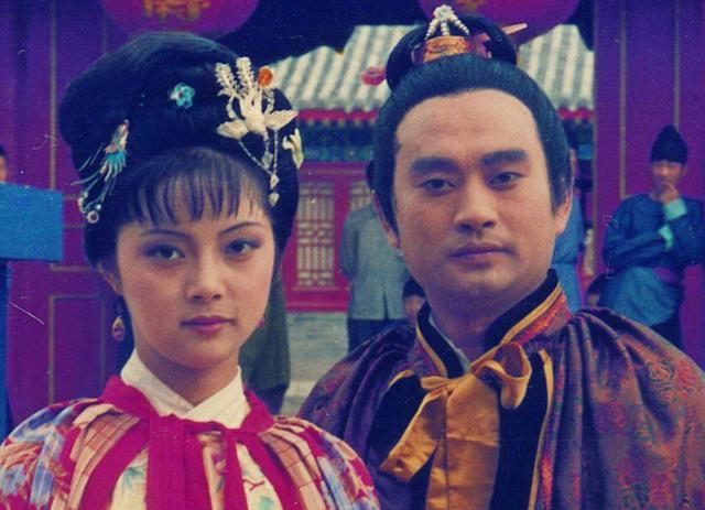薛蟠不顾甄英莲的主张,生拖硬拽强买她为婢并改为香菱,后薛姨妈拗