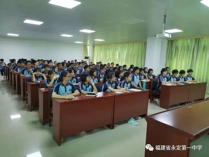 龙岩市名师谢亮超为永定一中2019级高一实验班学生开设语文学习方法