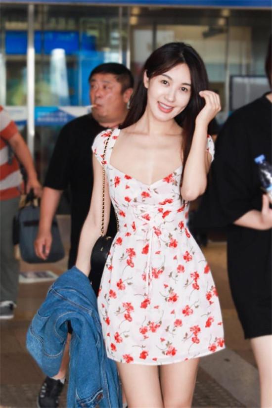 有种极品身材叫李菲儿柯基臀漫画腿不算什么名品腰才是重点