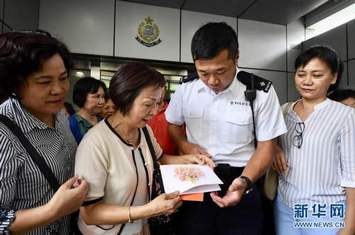 8月10日,市民到观塘警署为警察递上慰问卡. 新华社记者 吕小炜 摄