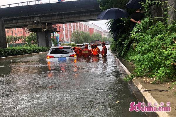 受台风利奇马影响邹城一私家车涉水被困桥洞