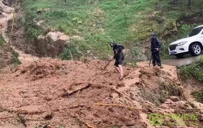 万家大龙村村长在一线巡查夏霖风景区内仙霞镇龙亭村吴越古道宁墩大河