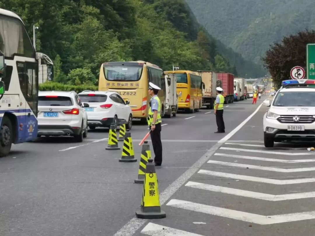 沪渝高速云雾山隧道发生交通事故临时交通管制请绕行318国道