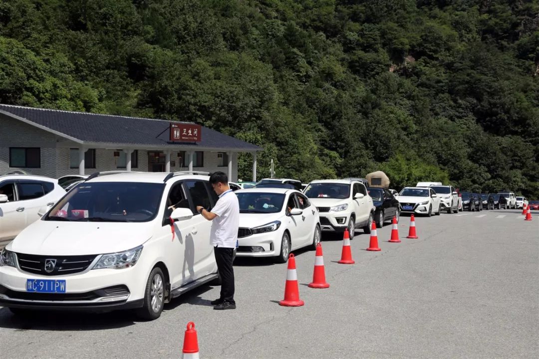 自驾游车辆在工作人员的指挥下有序进入景区