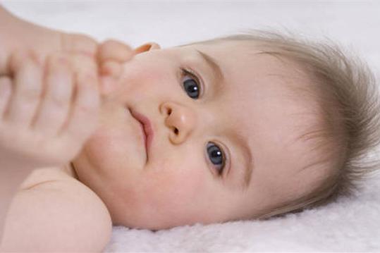 婴儿几个月开始把尿合适 c9a164fa2af648428f52fc9eeafd7efe.jpeg