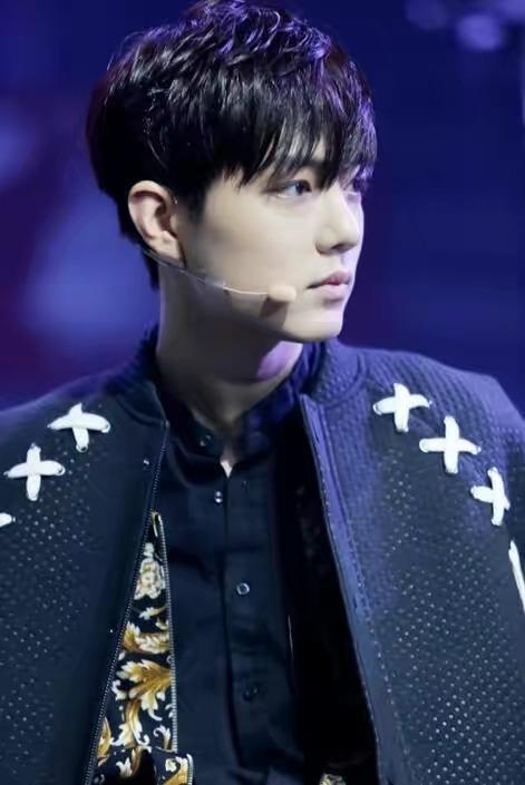 拜高踩低太现实!没红前肖战被节目组套路尝白