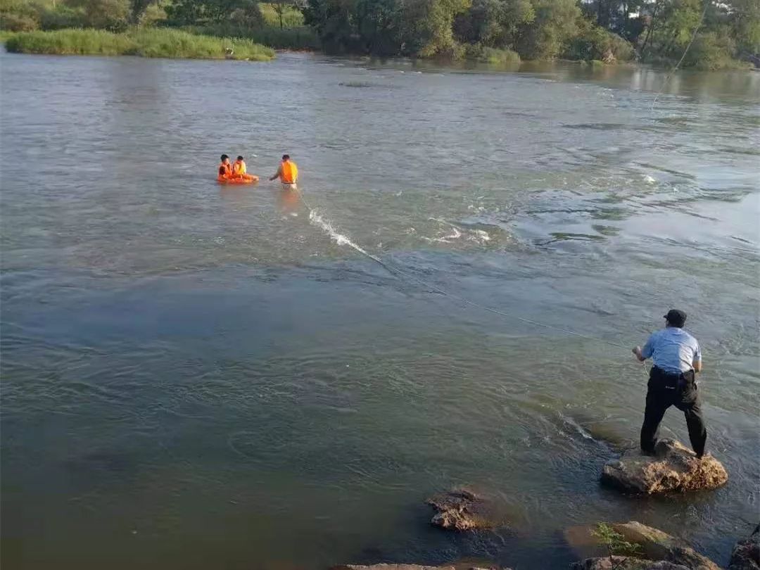 3名男孩结伴下河游泳 2人被困河中 8月8日17时左右 龙南县桃江派出所