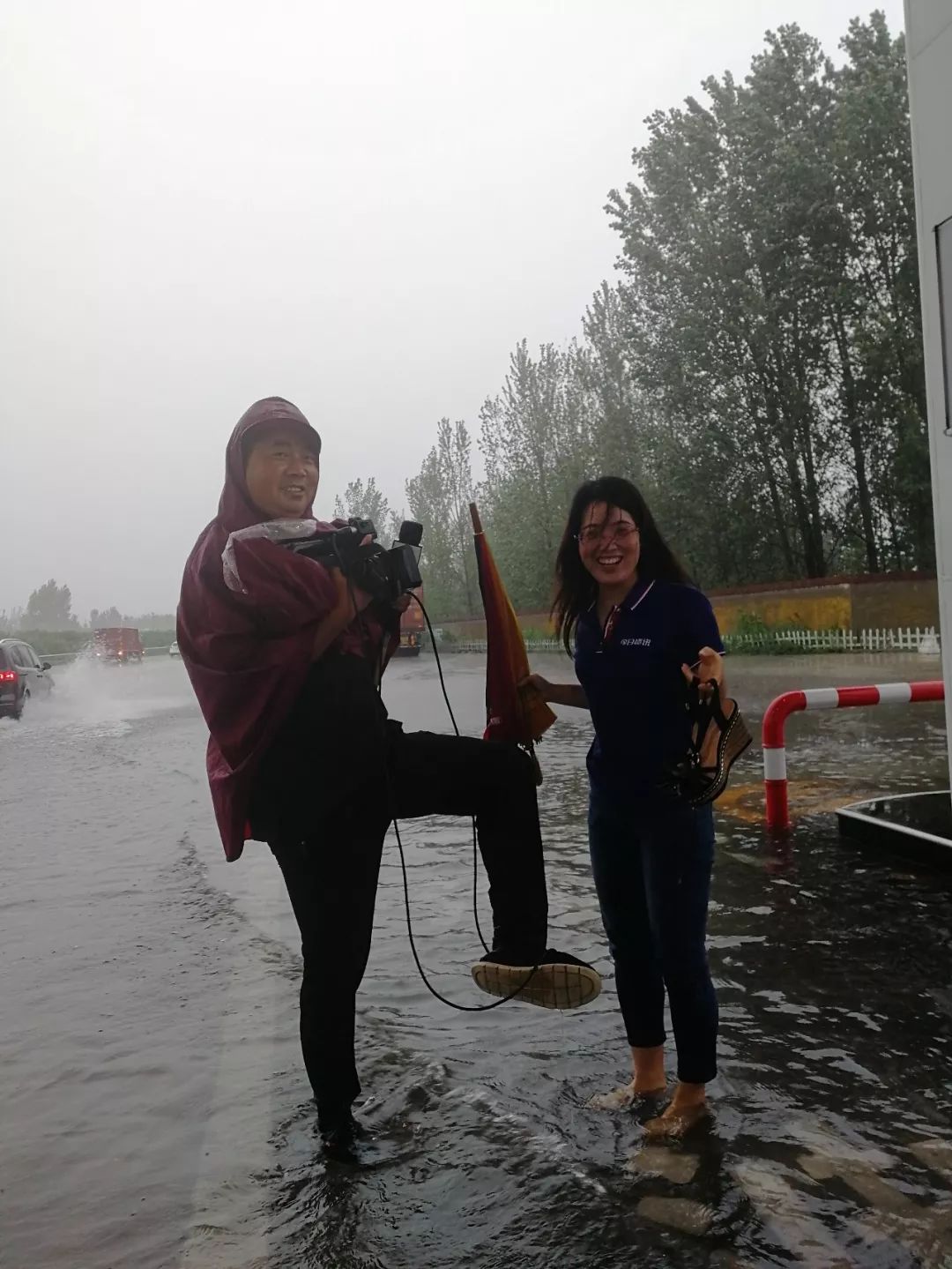 女记者光脚在雨中做报道被质疑作秀,我告诉你她为什么