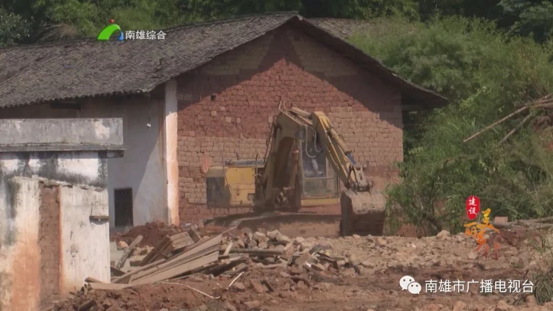 界址镇借力乡贤拆除破旧泥砖房加快美丽乡村建设