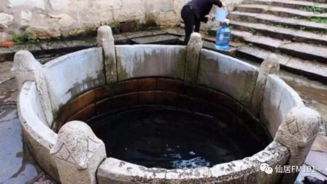 倒入水井，用水桶将井水震荡数次，使之与水混匀，待30分钟后即可使用。