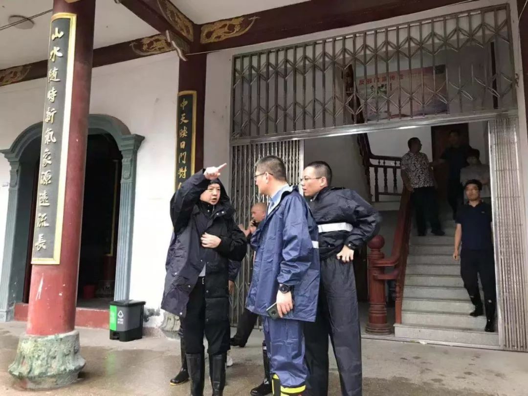 严阵以待抗台风灾后重建暖人心虹桥镇全方位开展灾后复产和环境卫生大