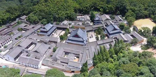 天童寺安全转移300余人↓暂停开放7天这次受台风影响较大的天童禅寺