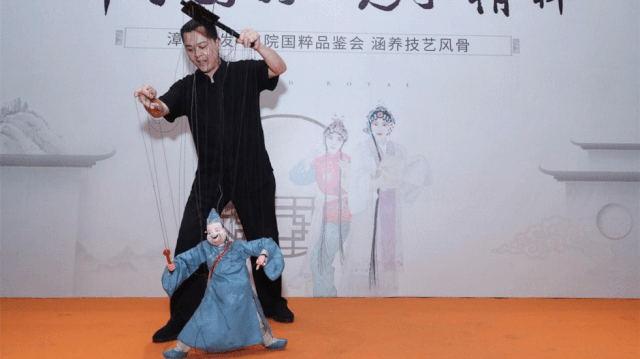提线木偶表演艺术家:杜勇中国木偶皮影艺术学会会员,福建省戏剧家