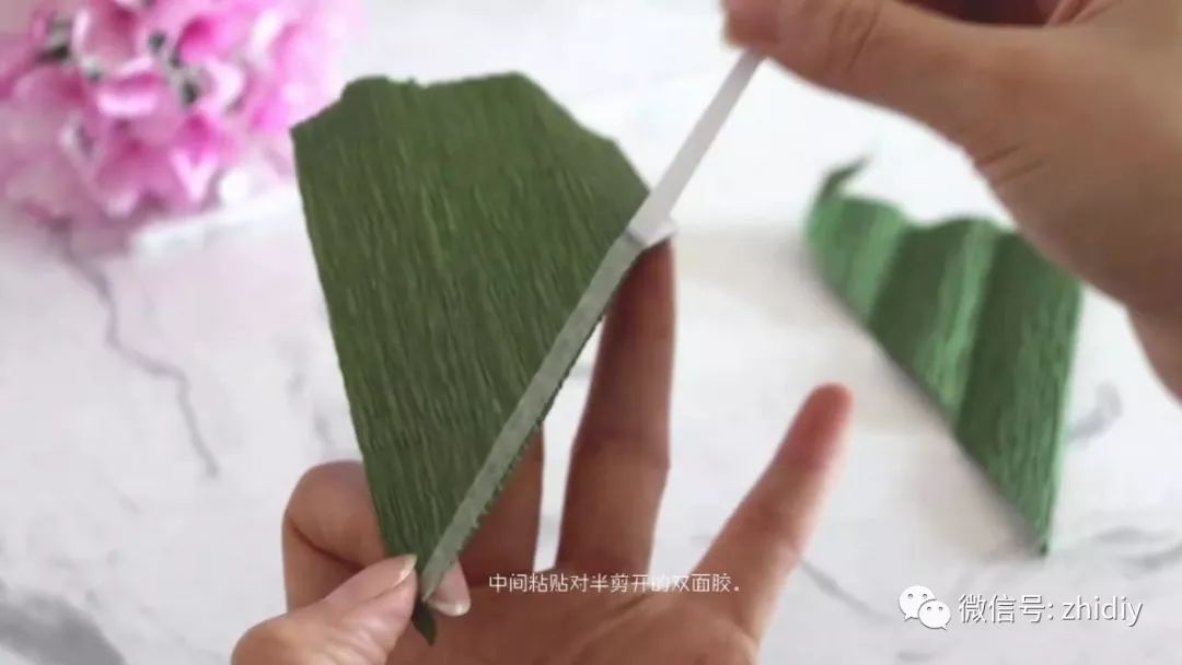 用一张渐变的皱纹纸,diy 了一束绣球花,7个步骤就能搞定 (附教程)