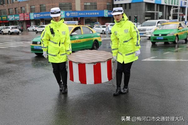 众志成城 不惧风雨 迎战台风"利奇马" 梅河口交警全员