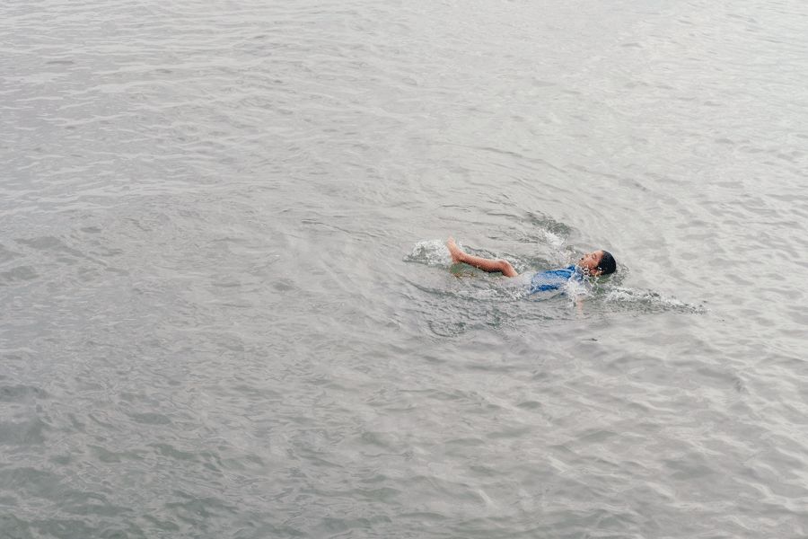 女子溺死在浅水区,10名安全员无人发现:水下的隐形死亡威胁,你必须