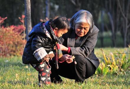                     孩子交给奶奶带后，不再记得妈妈，奶奶的解释让妈妈很气愤