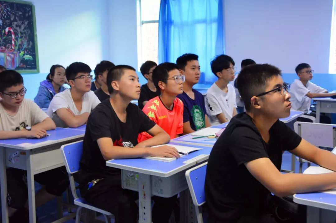 同学们认真听课