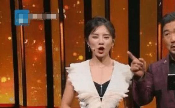 女主持人穿衣失误,少穿了一件衣服,张国立硬是60分钟没转头!