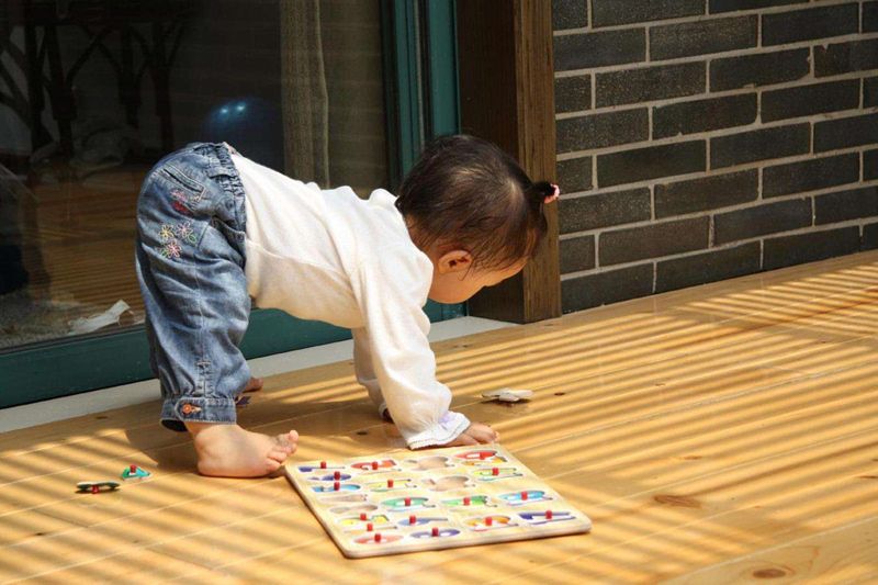                     原创            未满6个月的宝宝，最好别对他有这4种行为，容易影响脊椎发育