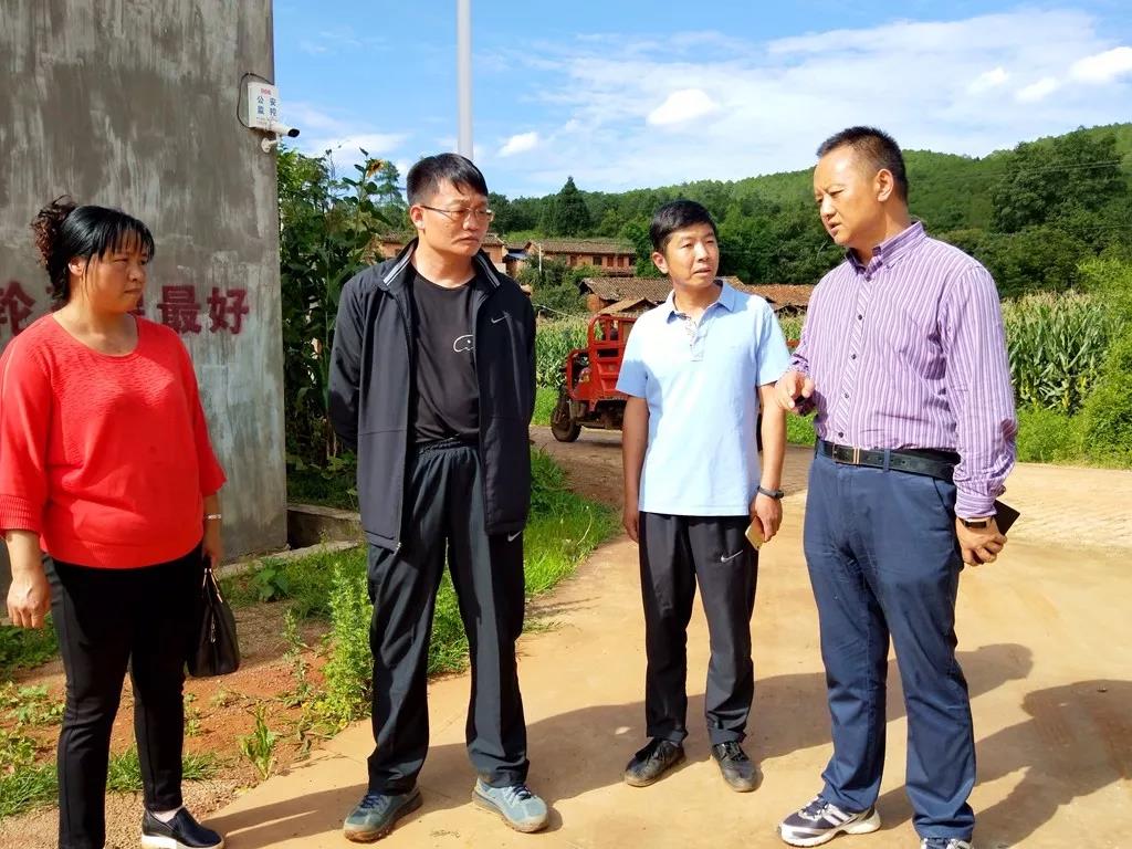 8月7日,宣威市委副书记,市委政法委书记许韶发到西宁街道,西泽乡,务德